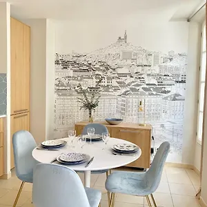https://lescale-au-coeur-du-vieux-port-de-marseille.fr-provencehotel.com